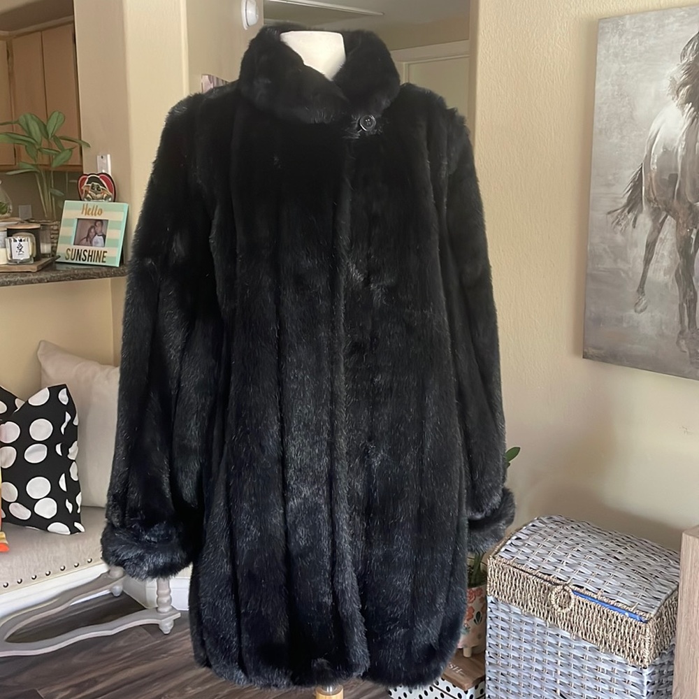 ❤️Dennis Basso gorgeous faux fur coat❤️